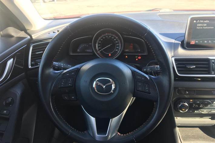 Rød Mazda 3 fra 2015