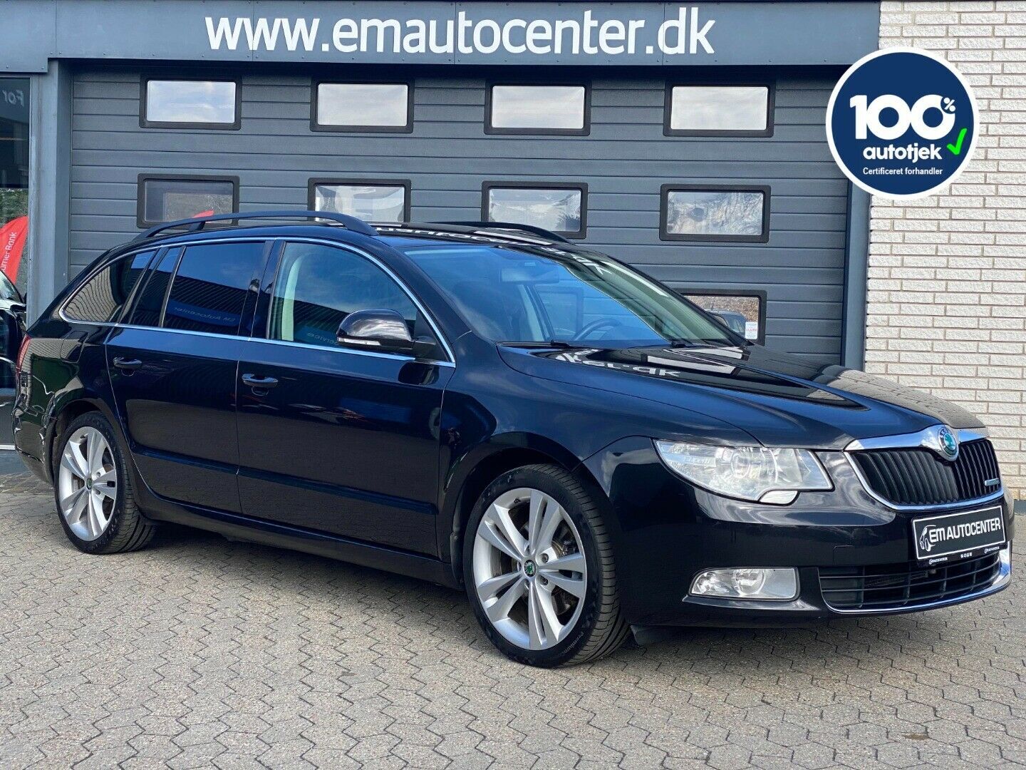 Grå Skoda Superb fra 2013