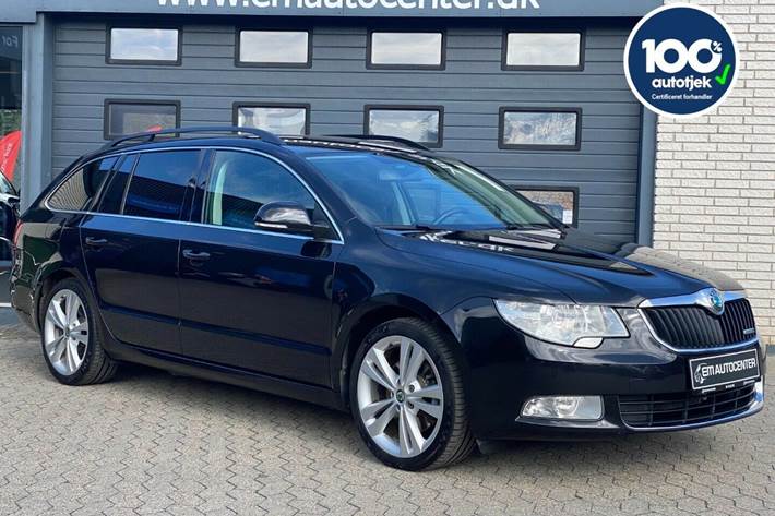 Grå Skoda Superb fra 2013