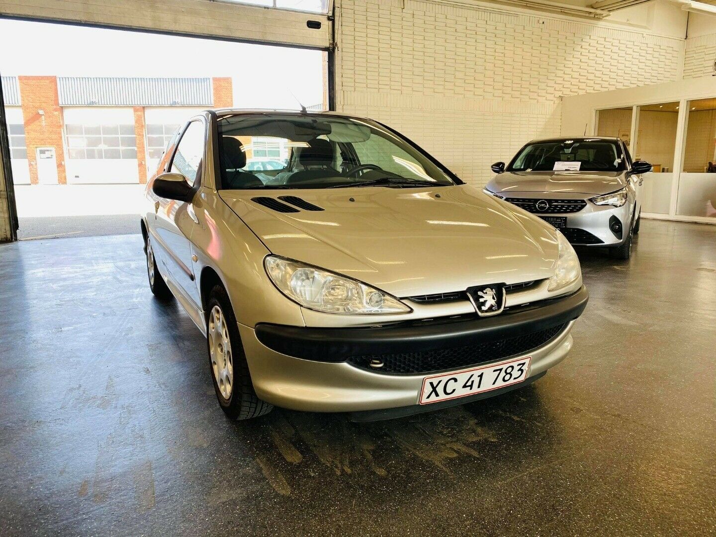 Grå Peugeot 206 fra 2004