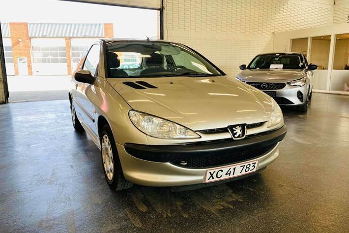 Grå Peugeot 206 fra 2004