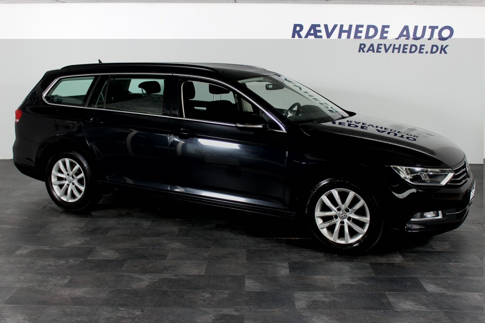 Grå VW Passat fra 2016