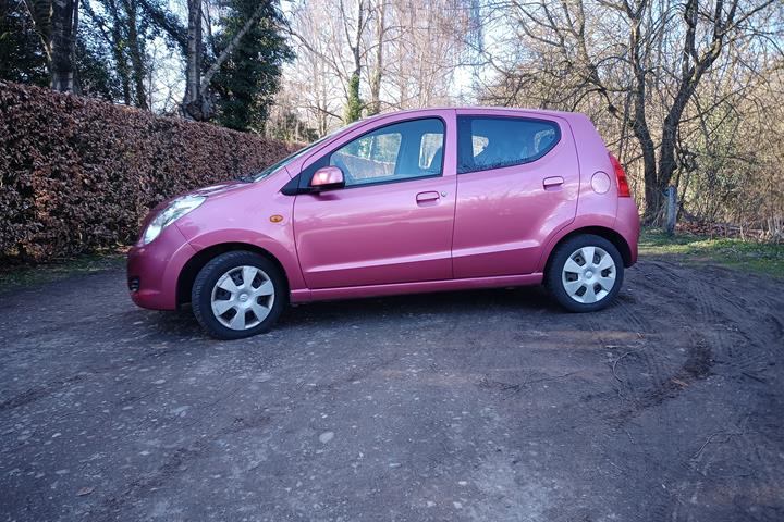 Pink Suzuki Alto fra 2009