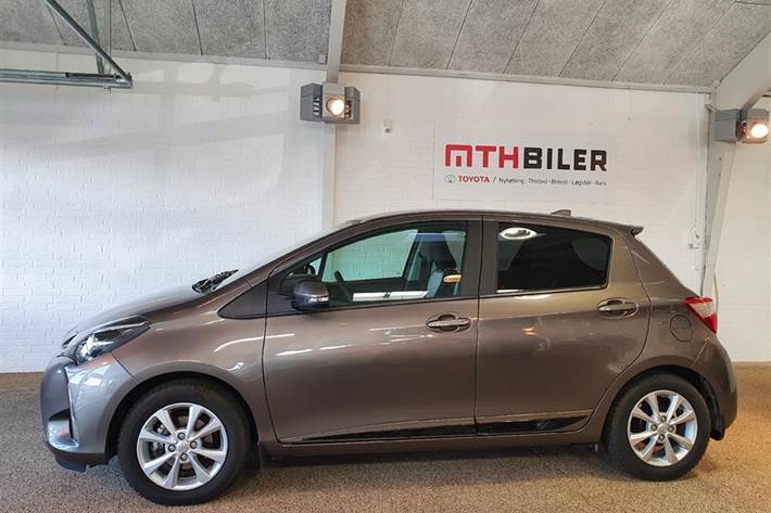 Bronze Toyota Yaris fra 2020