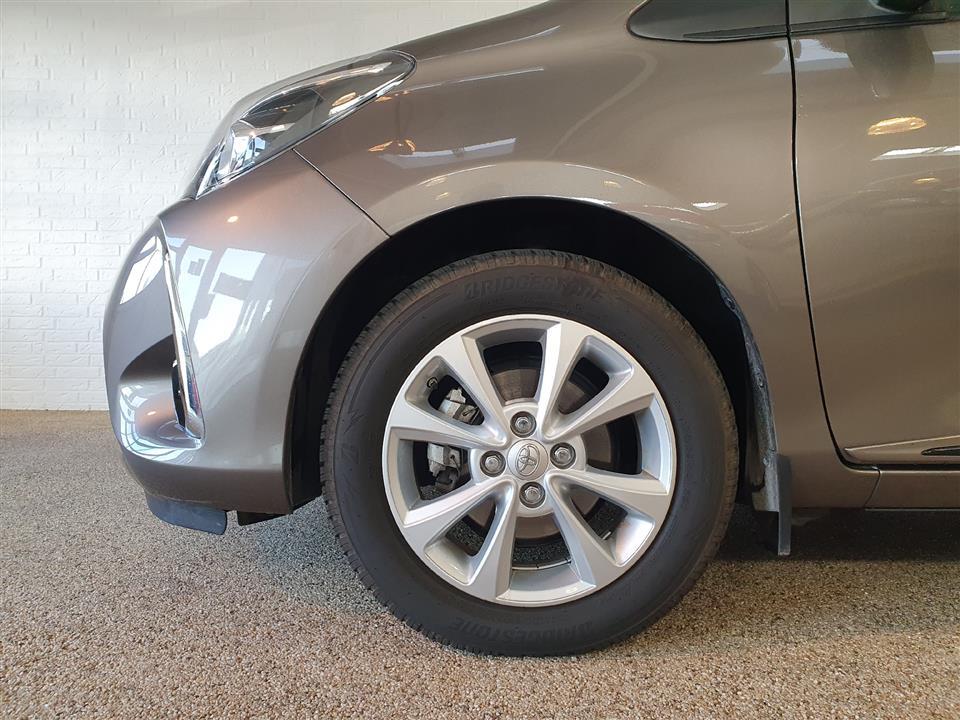Bronze Toyota Yaris fra 2020