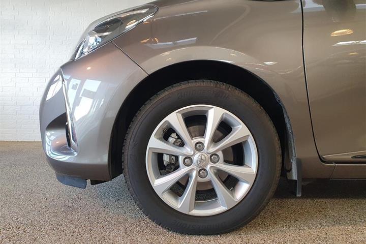Bronze Toyota Yaris fra 2020