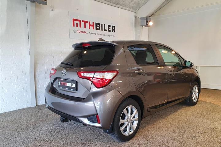 Bronze Toyota Yaris fra 2020