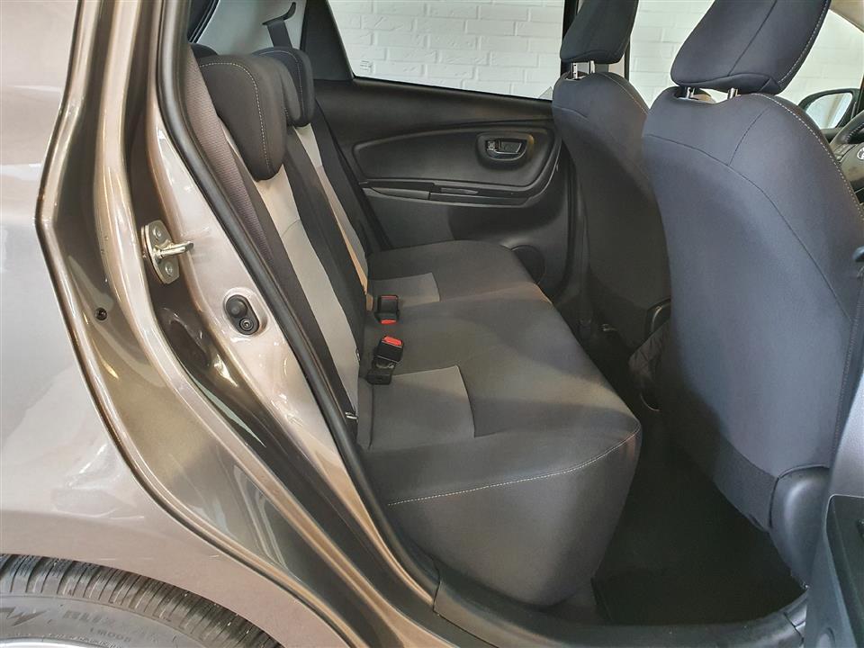 Bronze Toyota Yaris fra 2020