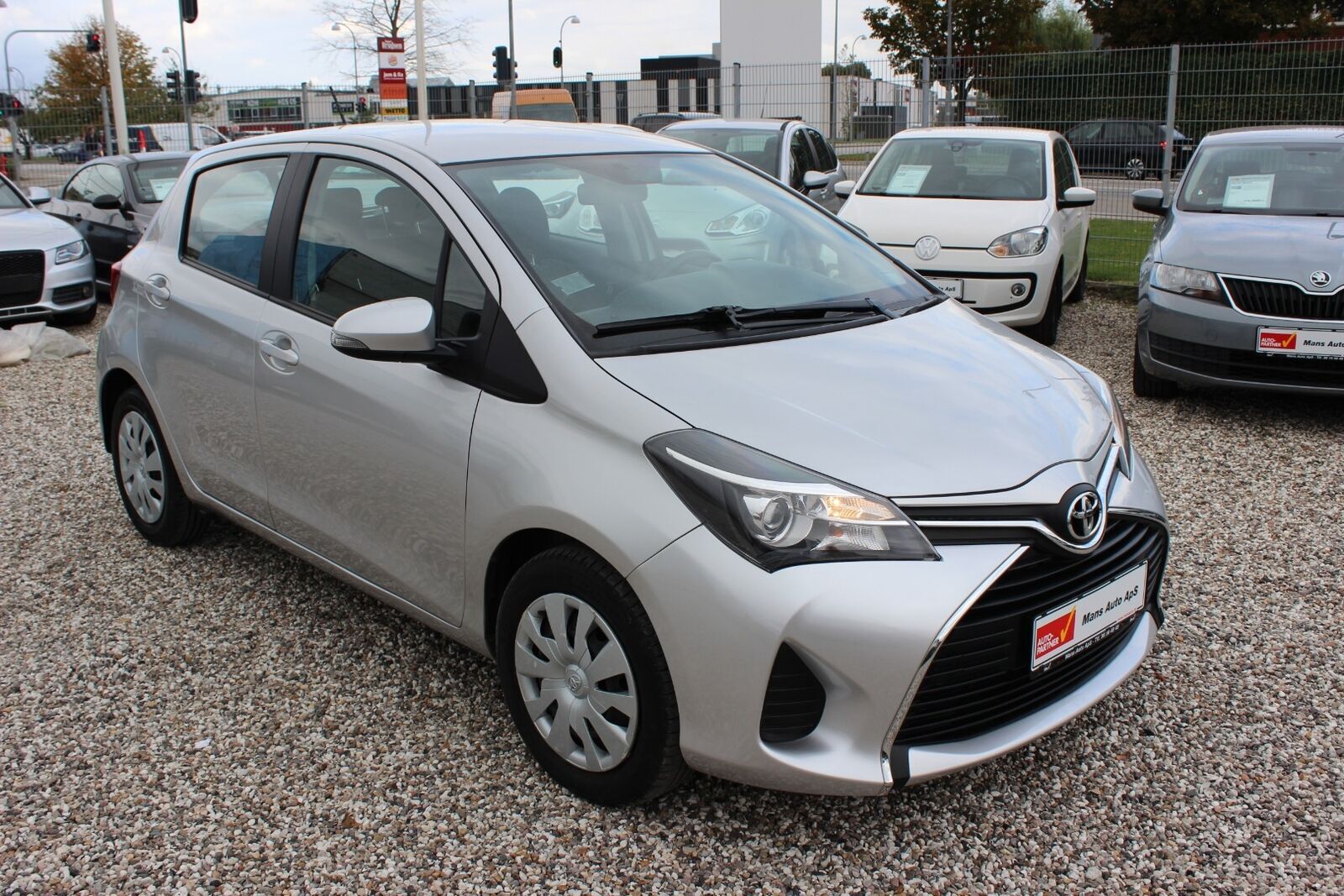 Grå Toyota Yaris fra 2015