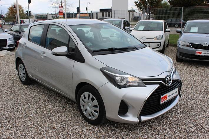 Grå Toyota Yaris fra 2015
