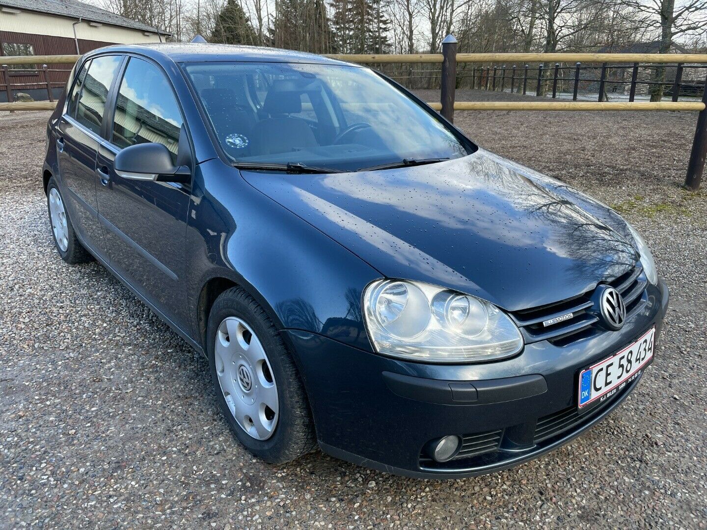 Blå VW Golf V fra 2008