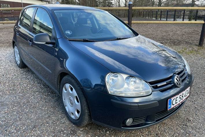Blå VW Golf V fra 2008