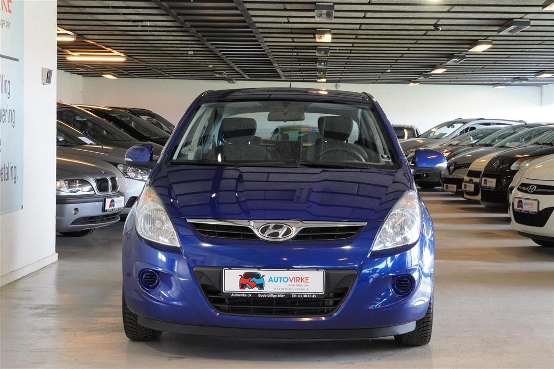 Blå Hyundai i20 fra 2010