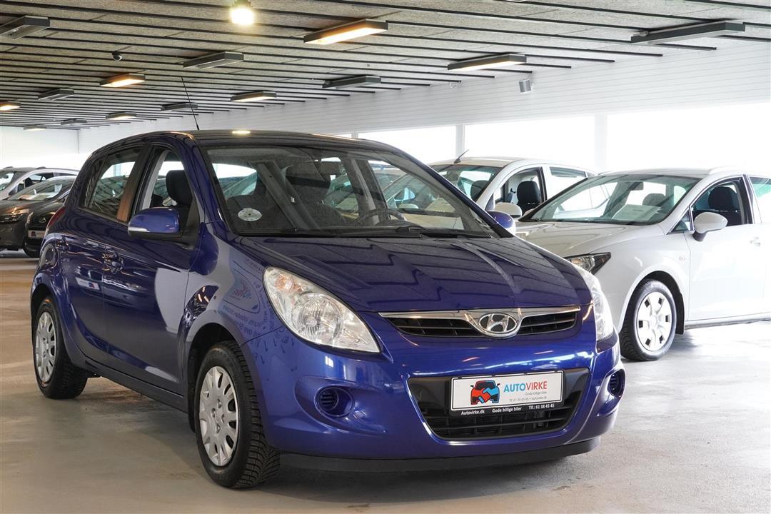 Blå Hyundai i20 fra 2010