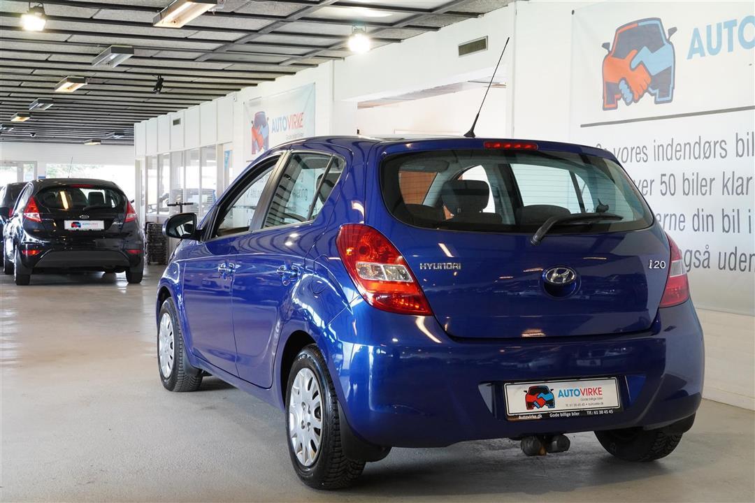 Blå Hyundai i20 fra 2010