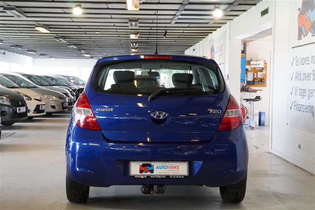 Blå Hyundai i20 fra 2010