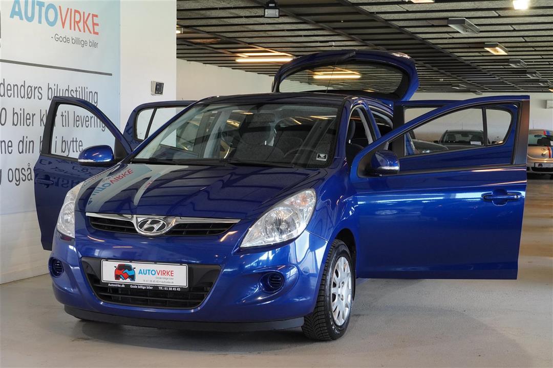 Blå Hyundai i20 fra 2010