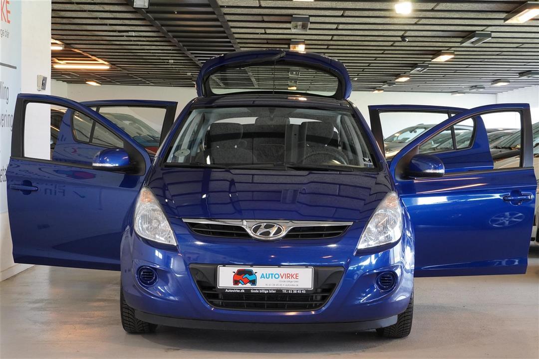 Blå Hyundai i20 fra 2010
