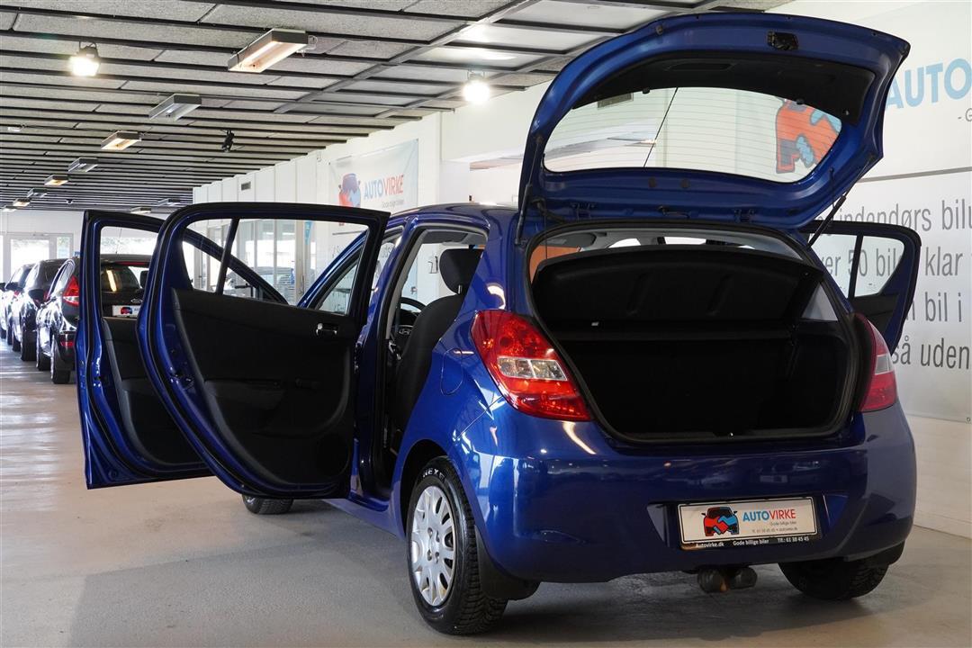 Blå Hyundai i20 fra 2010