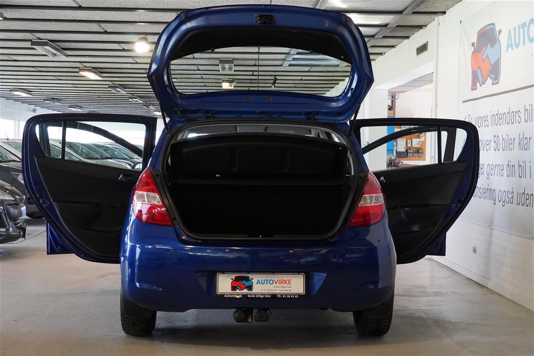 Blå Hyundai i20 fra 2010