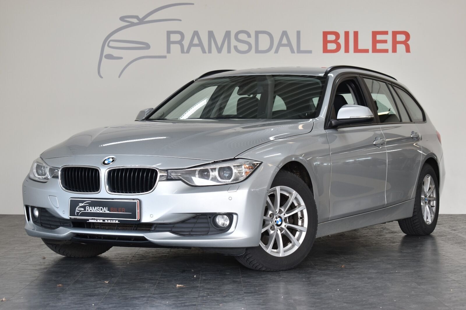 Grå BMW 318d fra 2013
