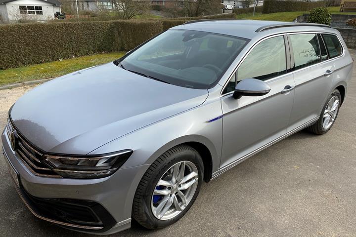 Grå VW Passat fra 2020