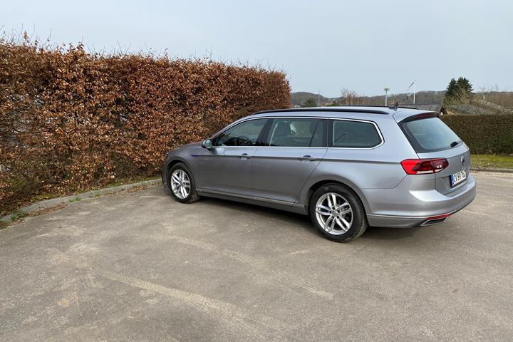 Grå VW Passat fra 2020