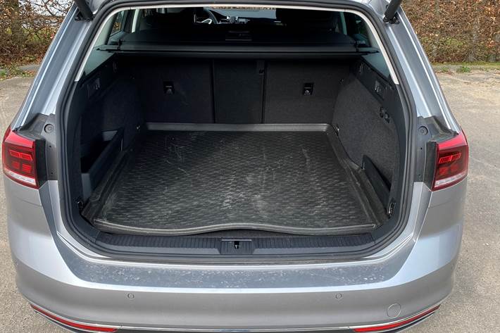 Grå VW Passat fra 2020