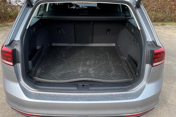 Grå VW Passat fra 2020