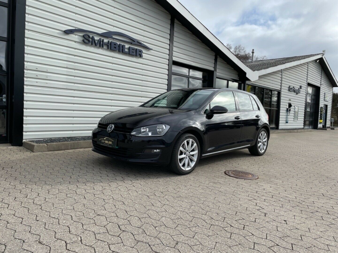 Grå VW Golf VII fra 2016