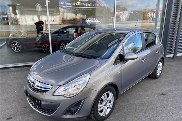 Orange Opel Corsa fra 2013