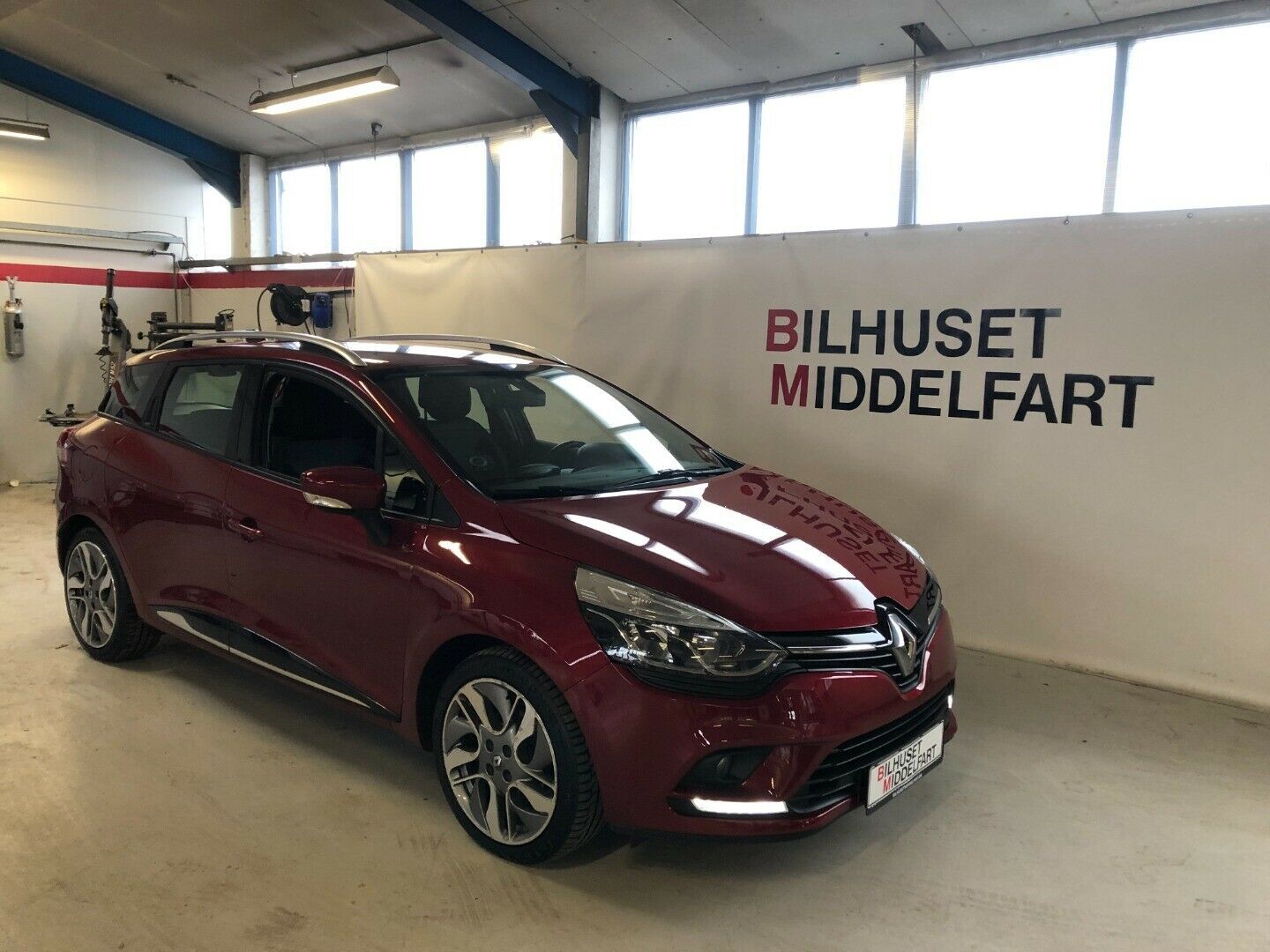 Grå Renault Clio IV fra 2016