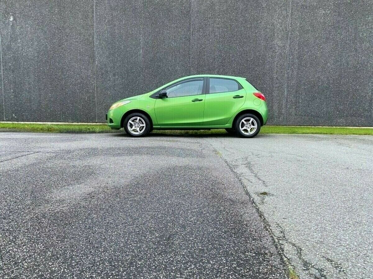 Grøn Mazda 2 fra 2008