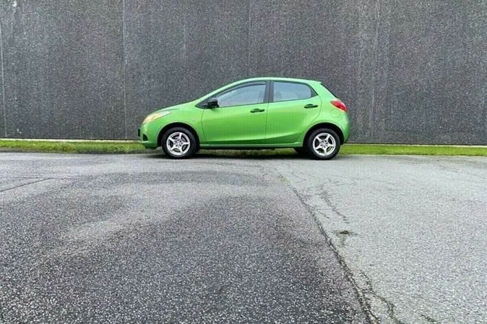 Grøn Mazda 2 fra 2008