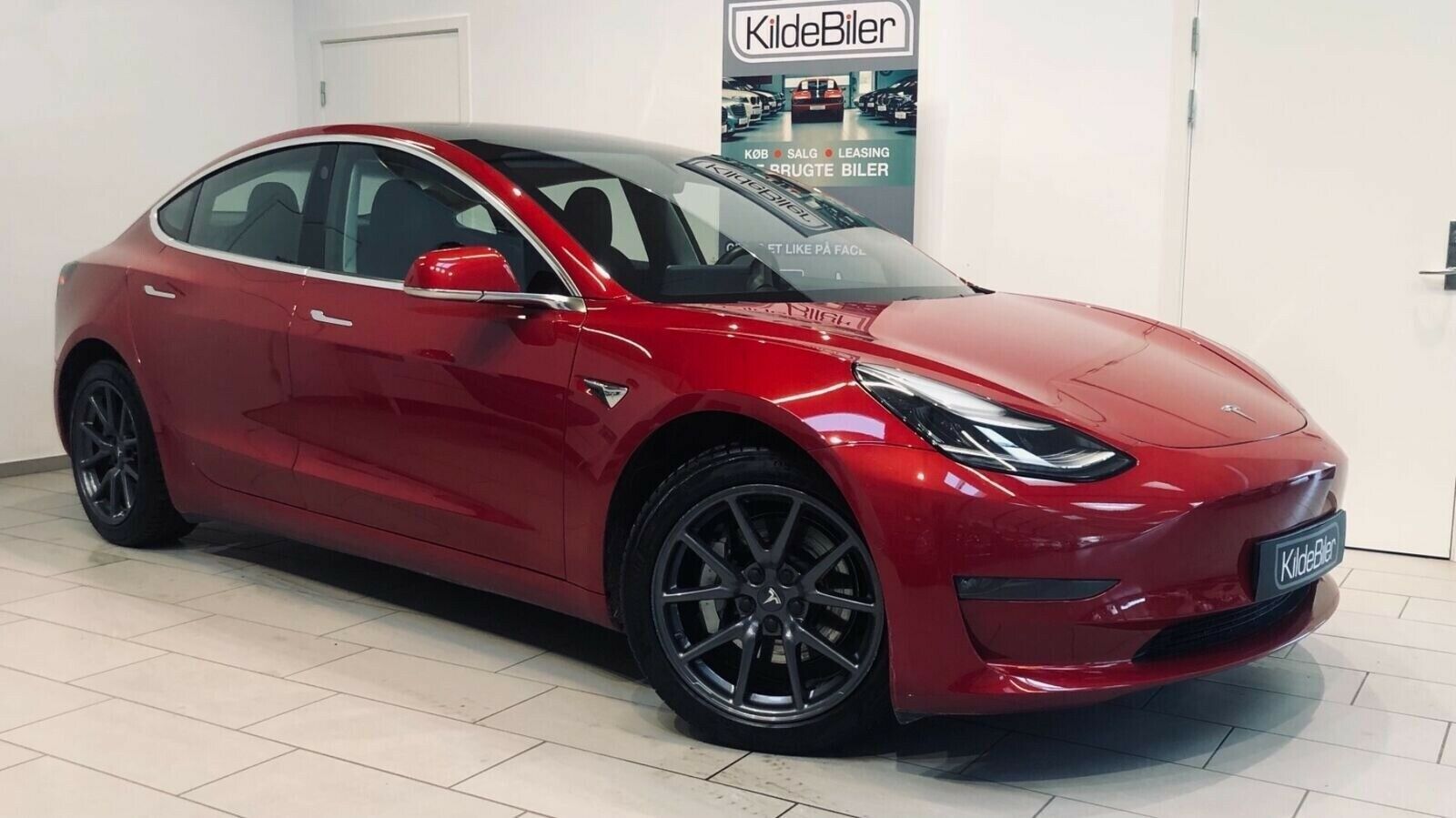 Grå Tesla Model 3 fra 2020