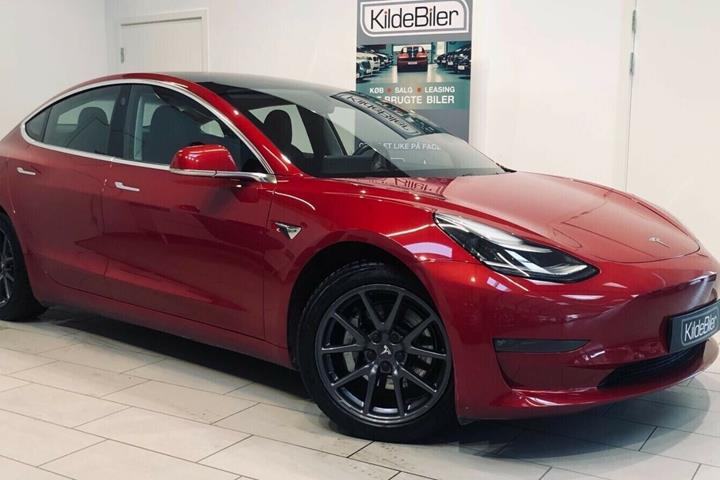 Grå Tesla Model 3 fra 2020