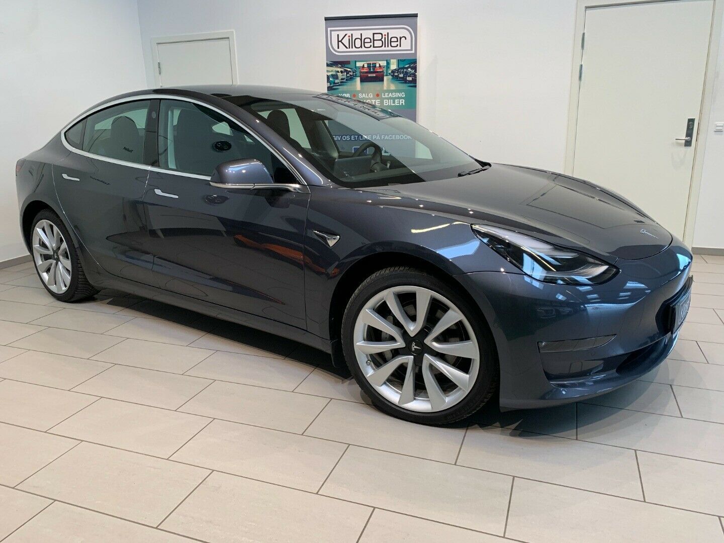 Grå Tesla Model 3 fra 2019