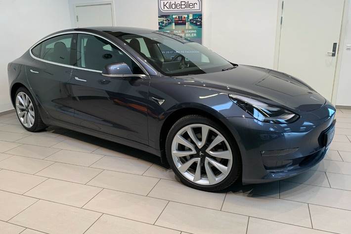 Grå Tesla Model 3 fra 2019