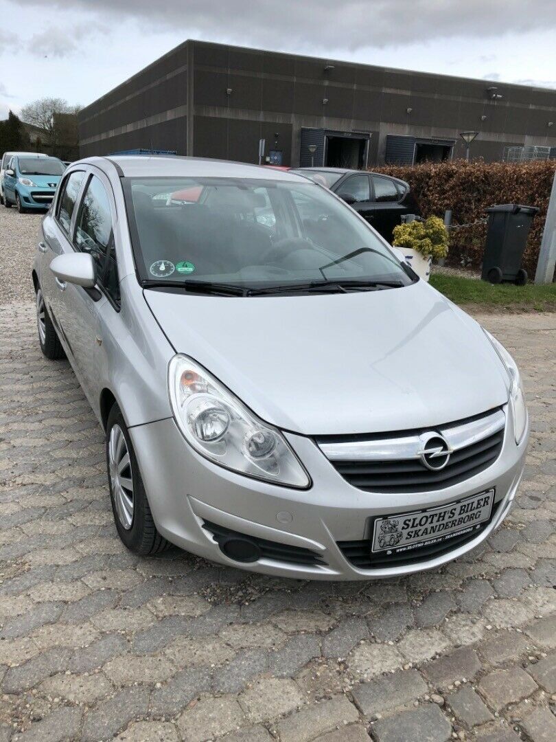 Grå Opel Corsa fra 2010