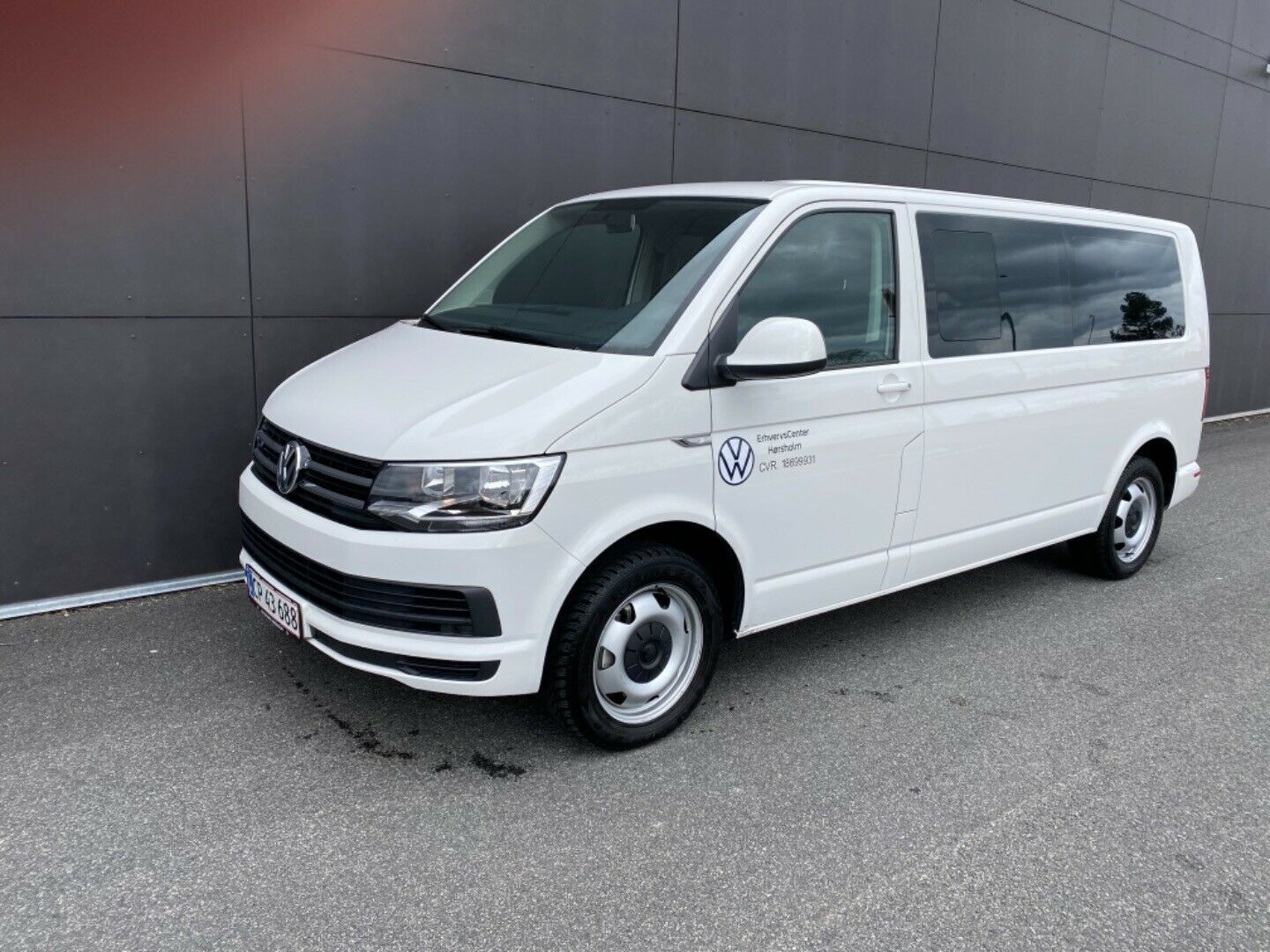 Hvid VW Caravelle fra 2019