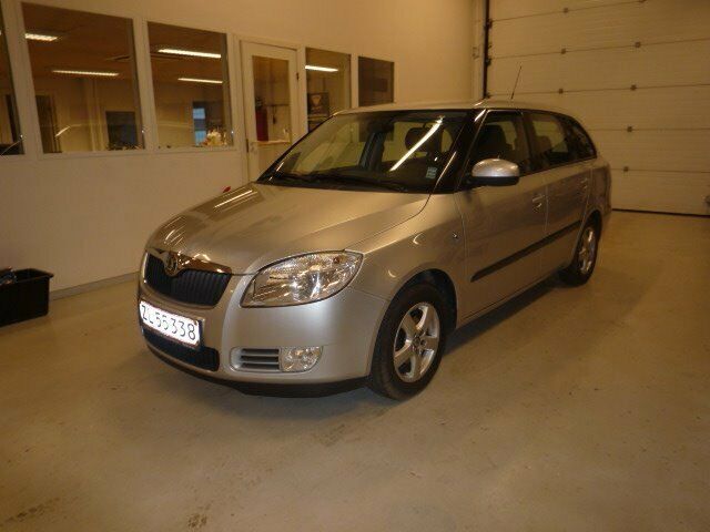 Grå Skoda Fabia fra 2008
