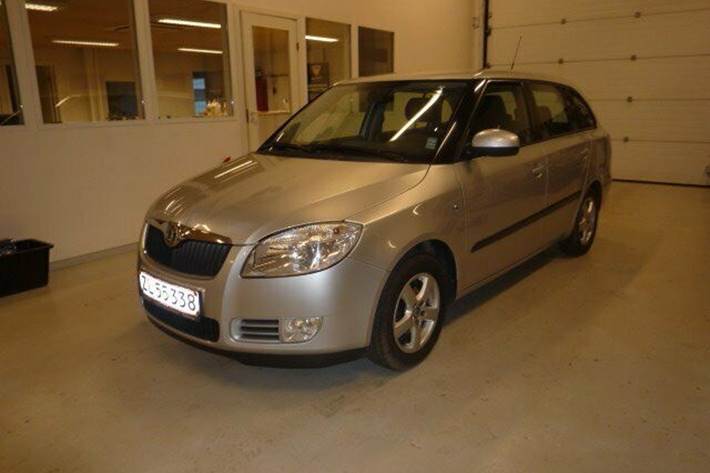 Grå Skoda Fabia fra 2008