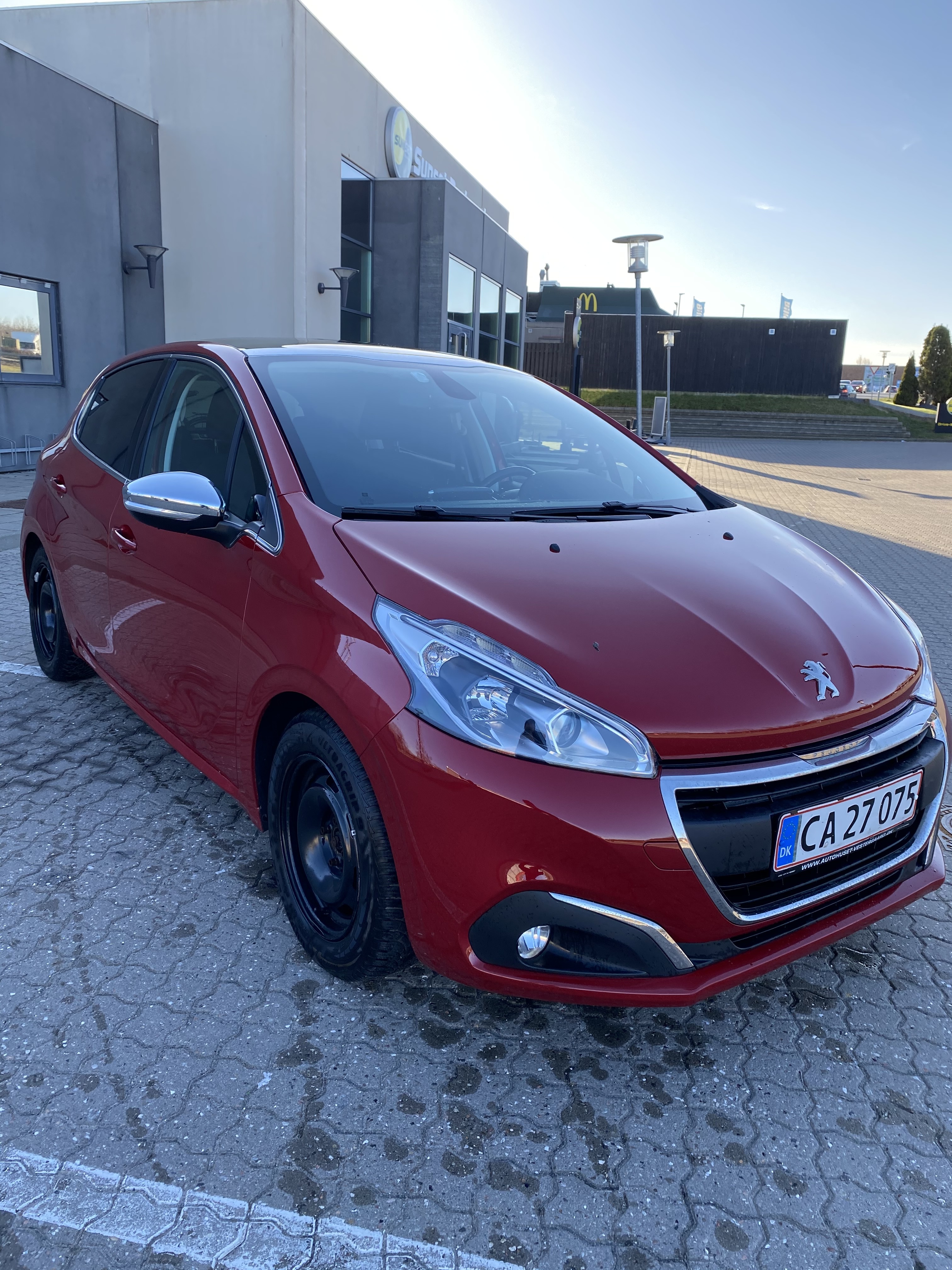 Rød Peugeot 208 fra 2018