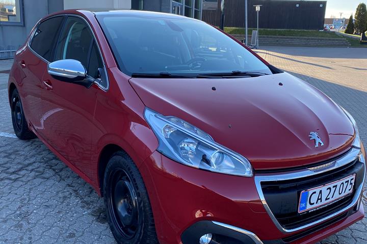 Rød Peugeot 208 fra 2018