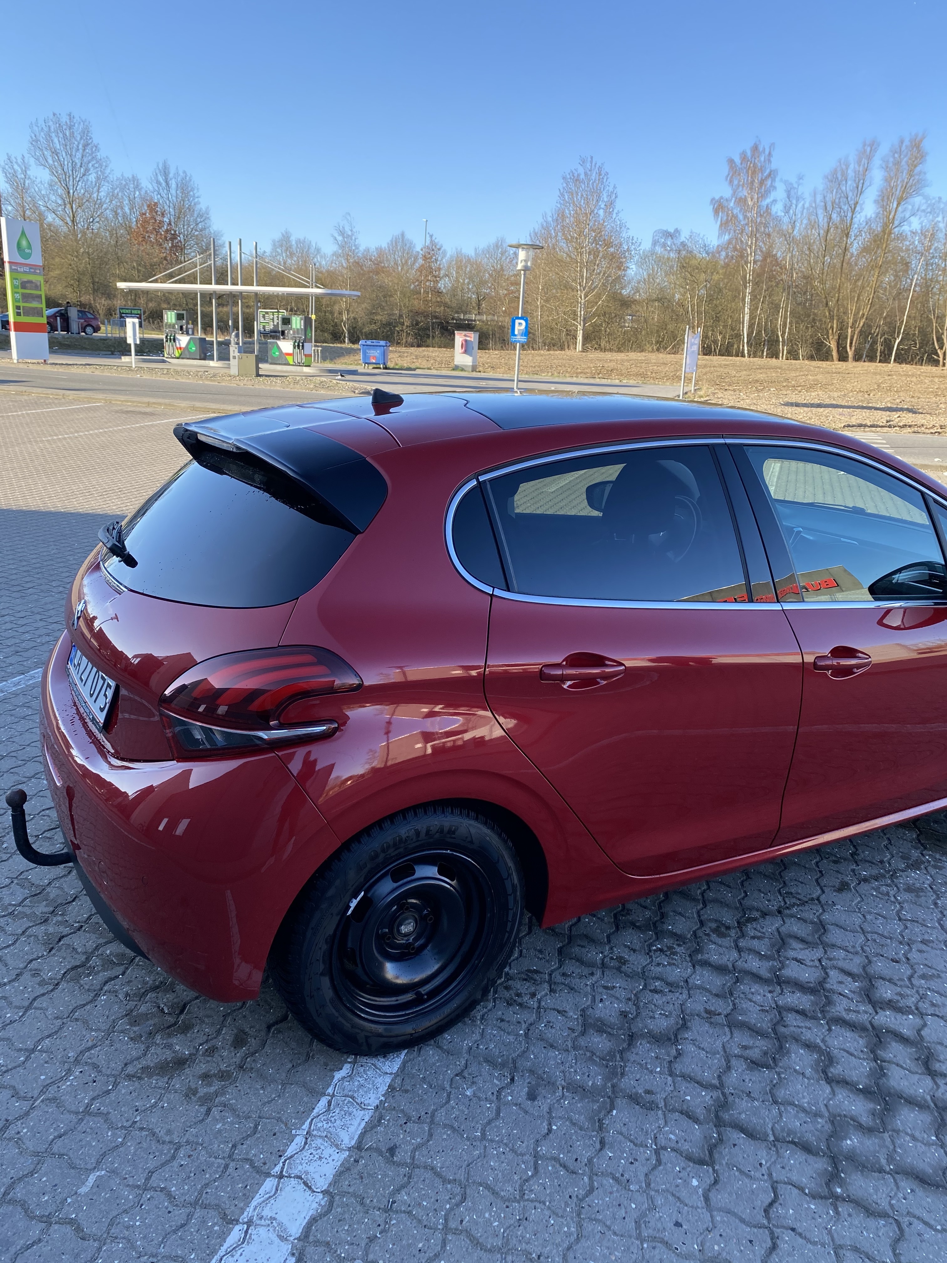 Rød Peugeot 208 fra 2018