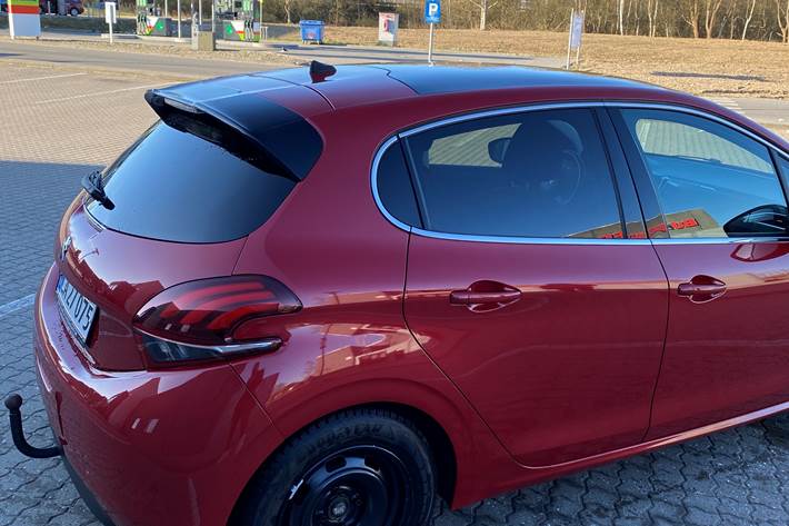 Rød Peugeot 208 fra 2018
