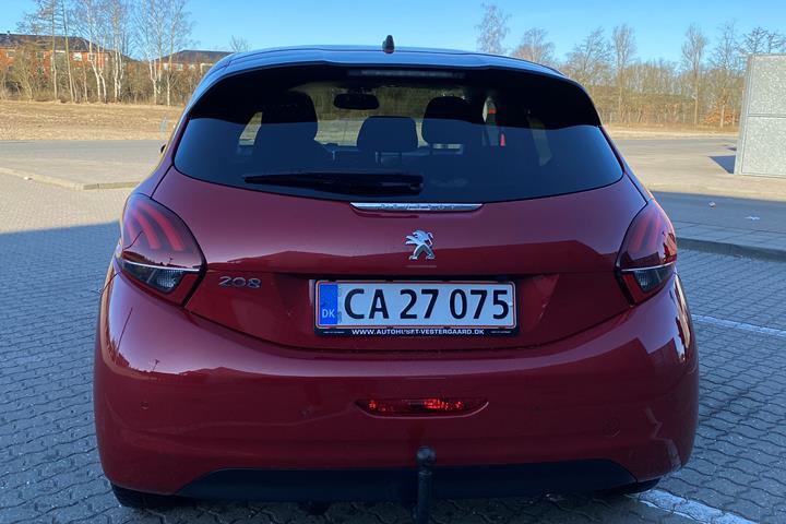 Rød Peugeot 208 fra 2018