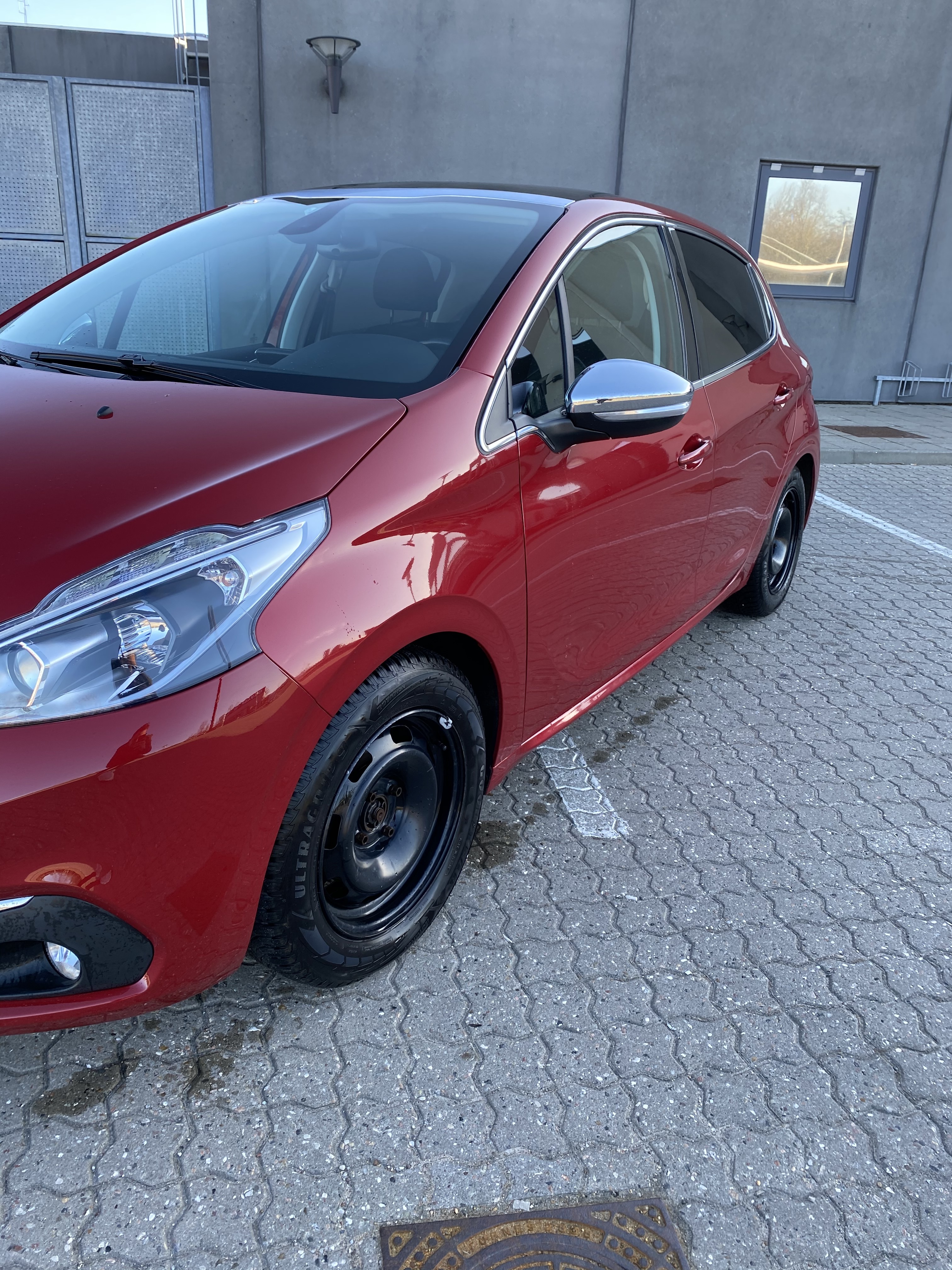 Rød Peugeot 208 fra 2018