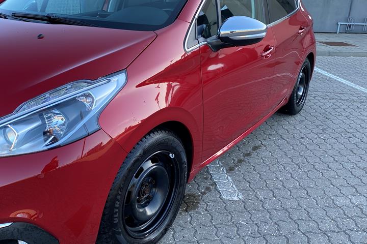 Rød Peugeot 208 fra 2018
