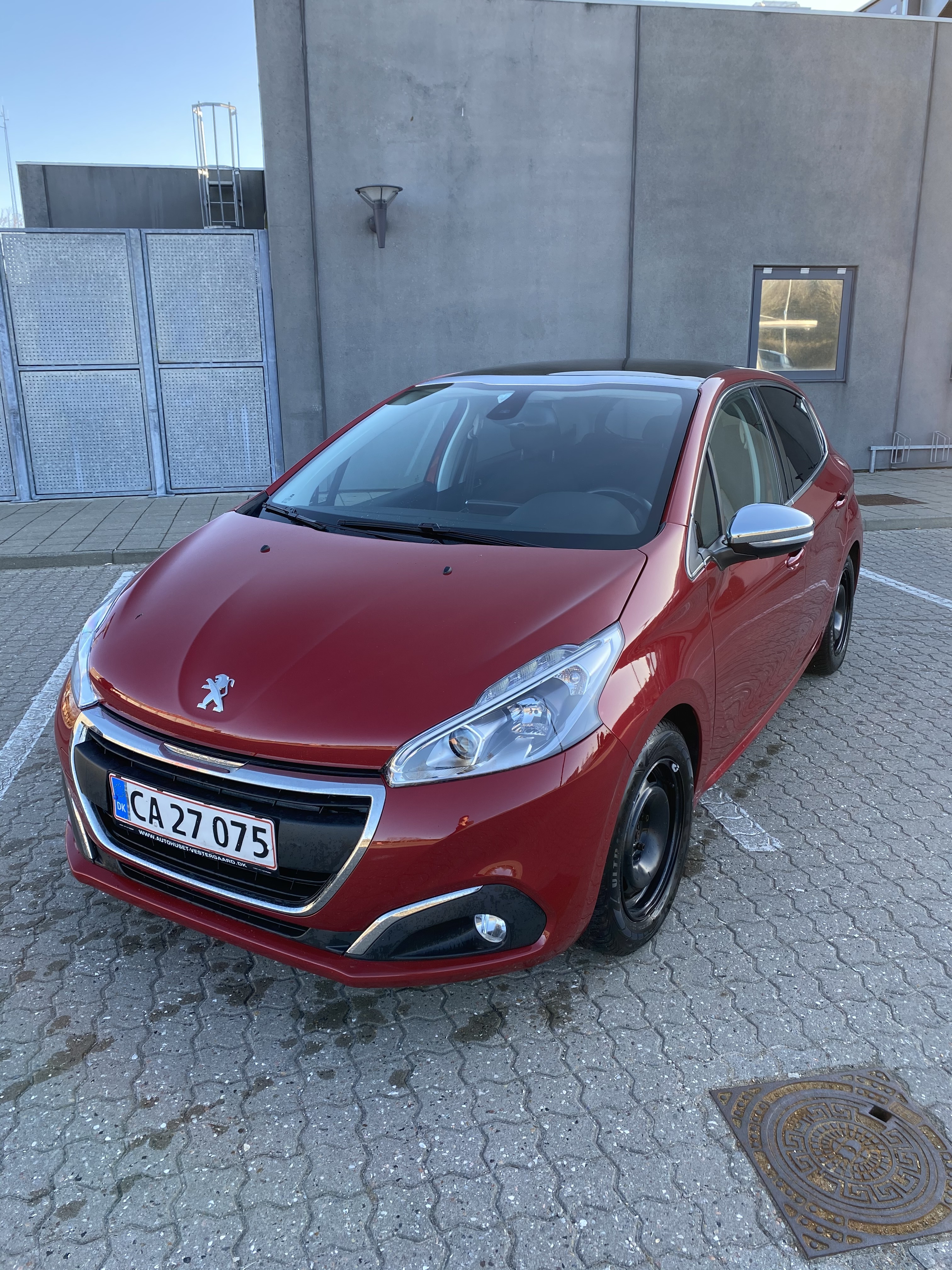 Rød Peugeot 208 fra 2018